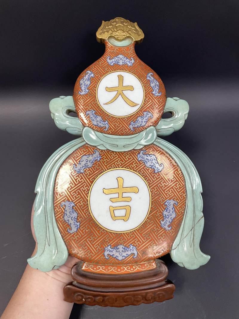 清乾隆 珊瑚红描金锦地粉彩五蝠开光“大吉”福禄瓷板挂屏 - 图2