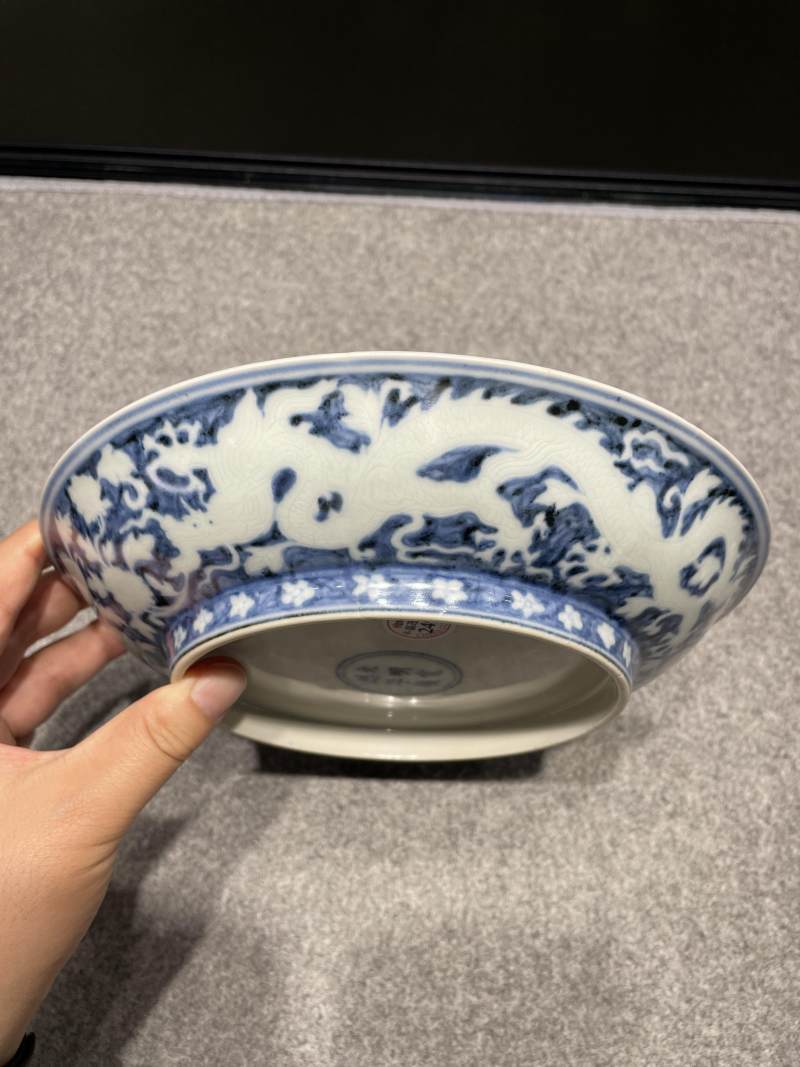 明宣德 青花留白暗刻穿花龙纹盘 - 图6