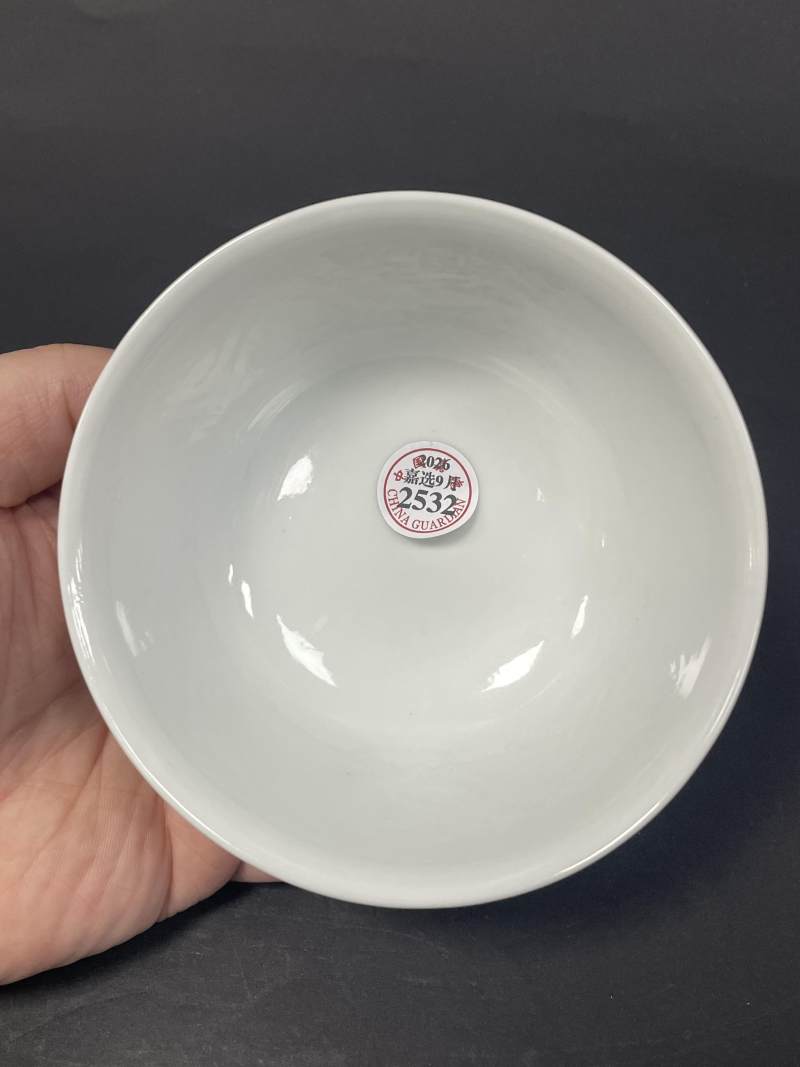清康熙 仿明白釉内拱花云龙纹茶碗 - 图3