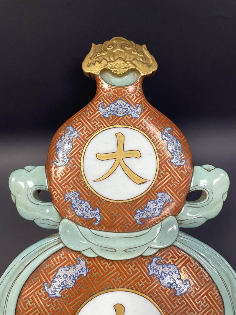 清乾隆 珊瑚红描金锦地粉彩五蝠开光“大吉”福禄瓷板挂屏 - 图3