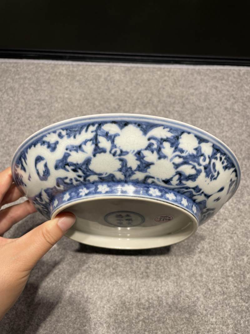 明宣德 青花留白暗刻穿花龙纹盘 - 图7