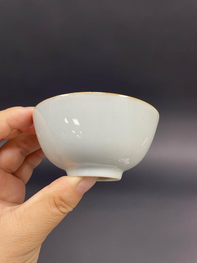 清康熙 白釉印花一路莲科图小碗 - 图5