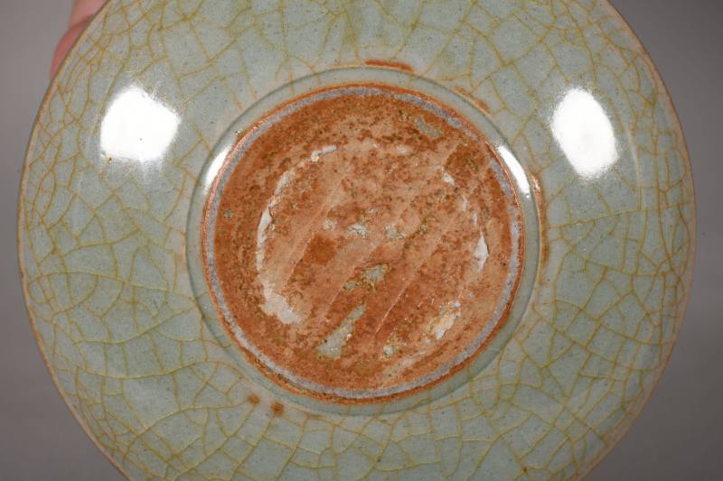 元 龙泉窑粉青釉杯、青釉花卉纹粉盒各一件 - 图3