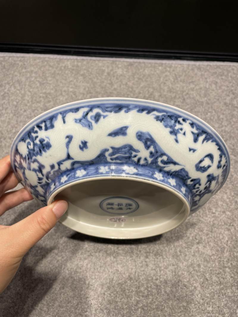 明宣德 青花留白暗刻穿花龙纹盘 - 图8