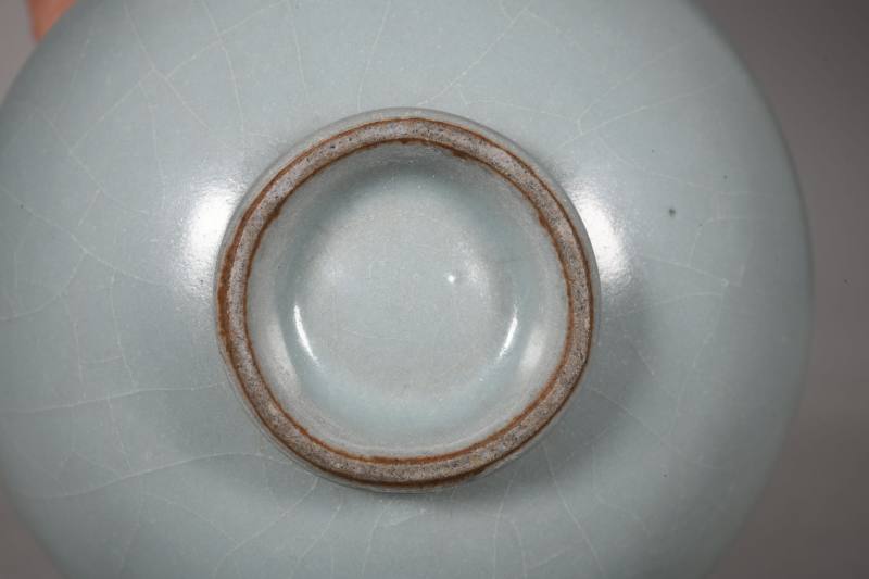 元 龙泉窑粉青釉杯、青釉花卉纹粉盒各一件 - 图4