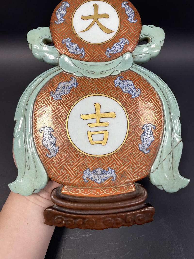清乾隆 珊瑚红描金锦地粉彩五蝠开光“大吉”福禄瓷板挂屏 - 图4