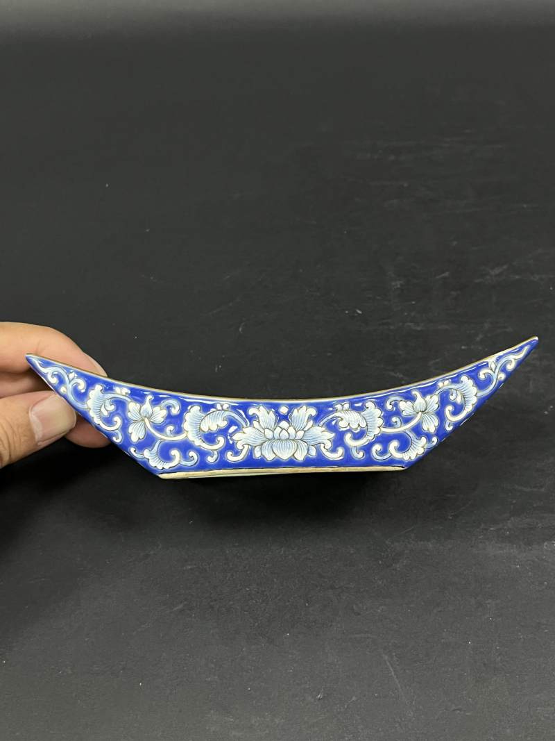 清嘉庆 蓝地洋彩缠枝莲纹茶船八只 - 图56