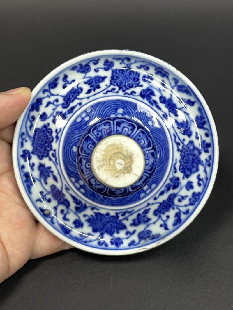 清乾隆 青花缠枝花卉纹烛台 - 图8