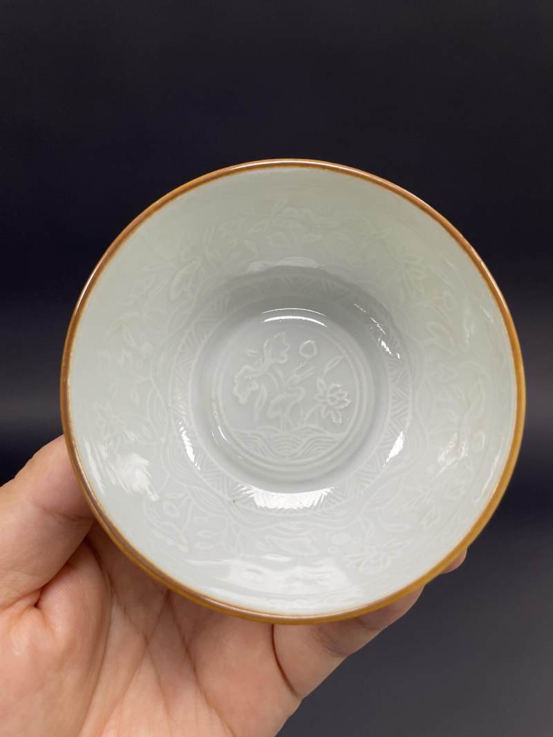 清康熙 白釉印花一路莲科图小碗 - 图6