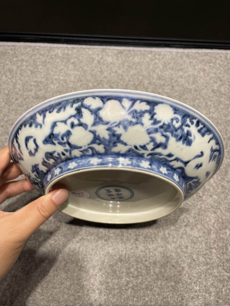 明宣德 青花留白暗刻穿花龙纹盘 - 图9