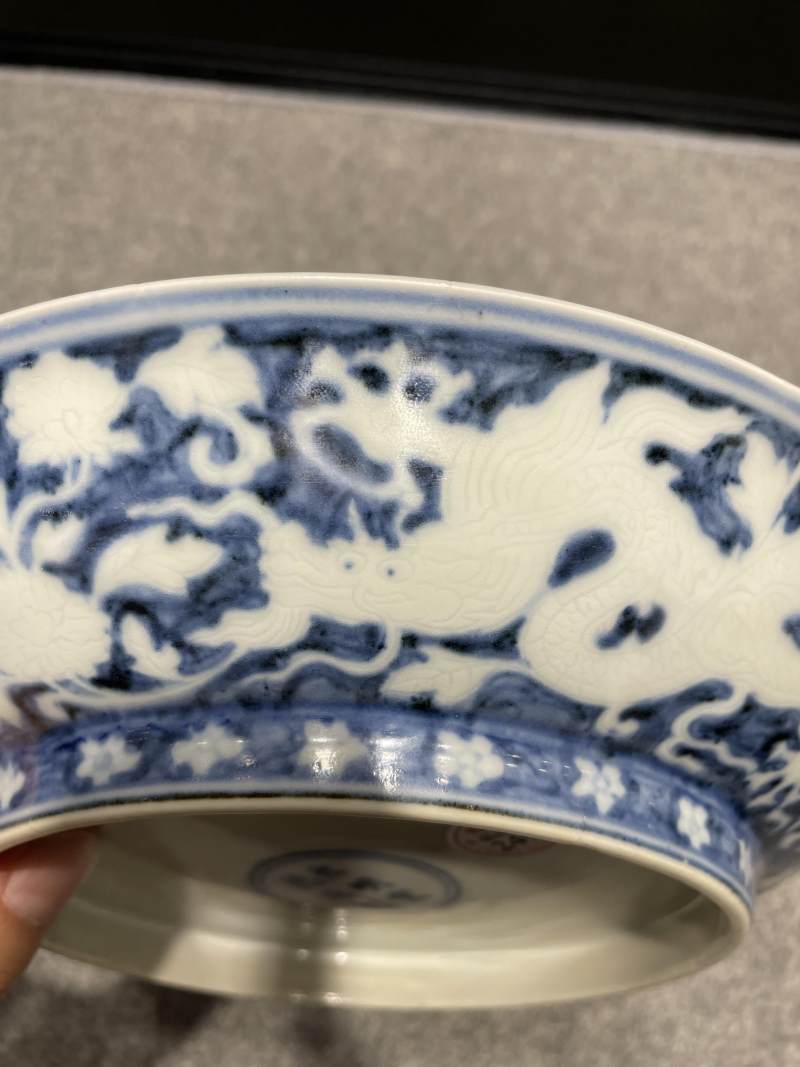 明宣德 青花留白暗刻穿花龙纹盘 - 图10