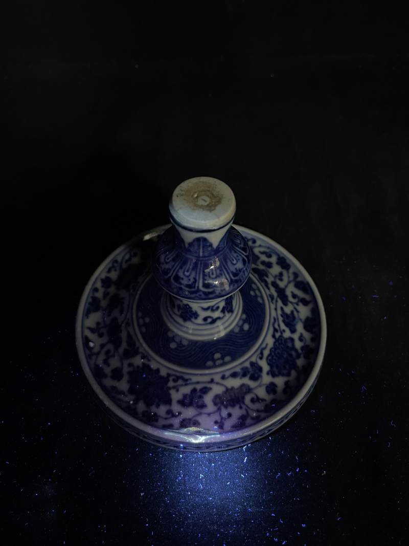 清乾隆 青花缠枝花卉纹烛台 - 图11