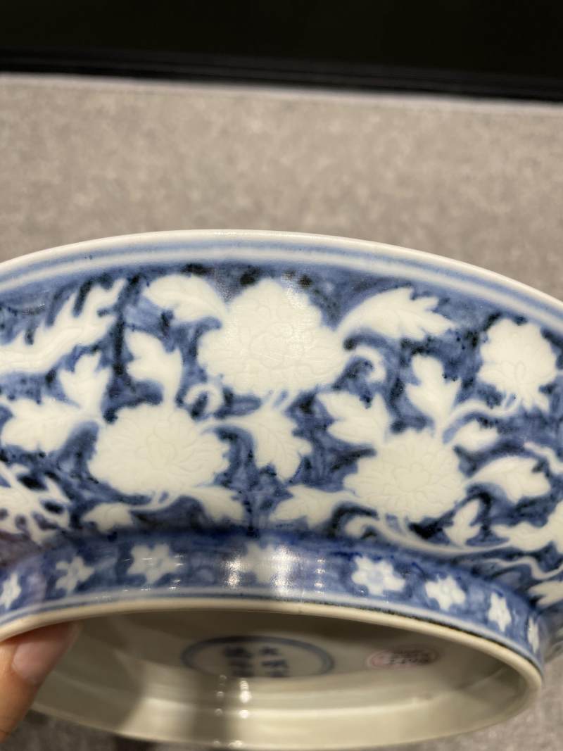 明宣德 青花留白暗刻穿花龙纹盘 - 图11