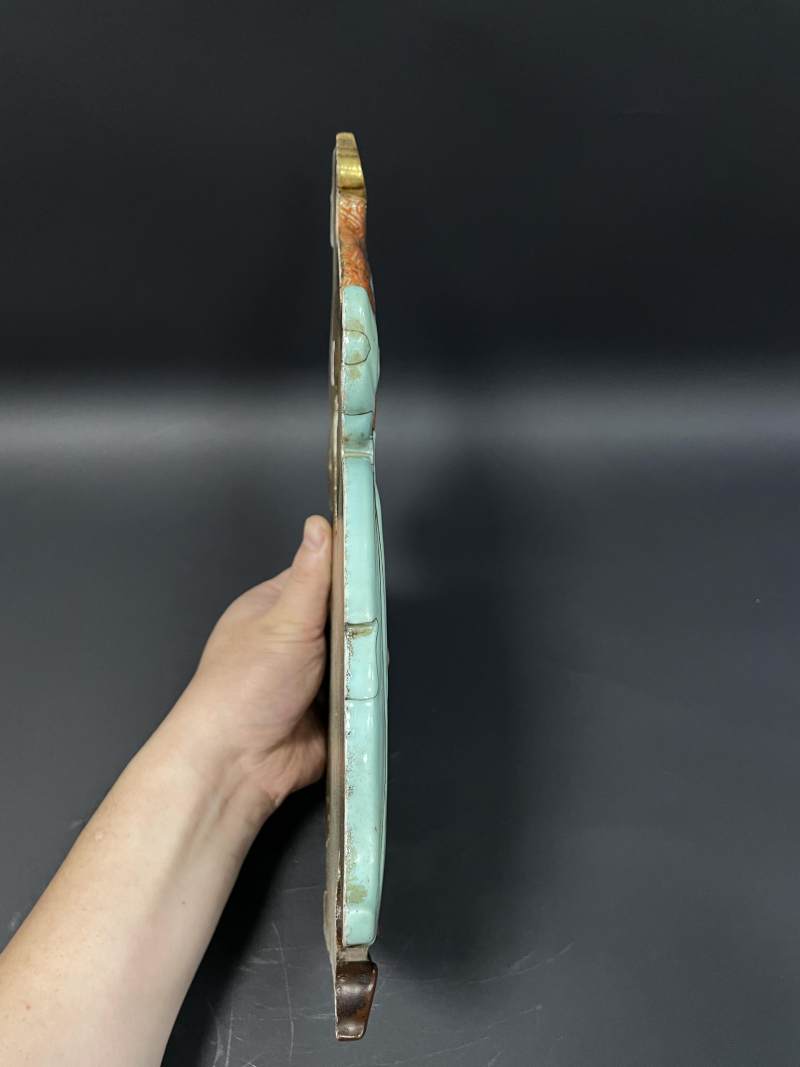 清乾隆 珊瑚红描金锦地粉彩五蝠开光“大吉”福禄瓷板挂屏 - 图7