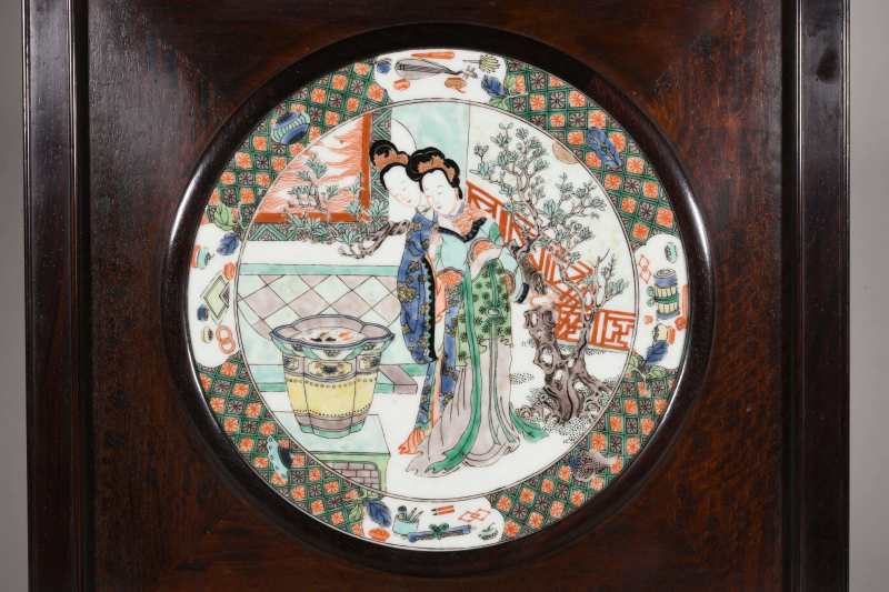 清早期 五彩庭院仕女图挂屏 - 图3