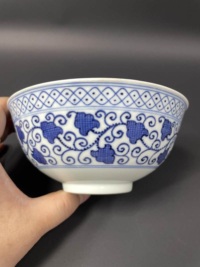 清嘉庆 仿明青花内荷塘图外缠枝苜蓿花卉纹碗 - 图4