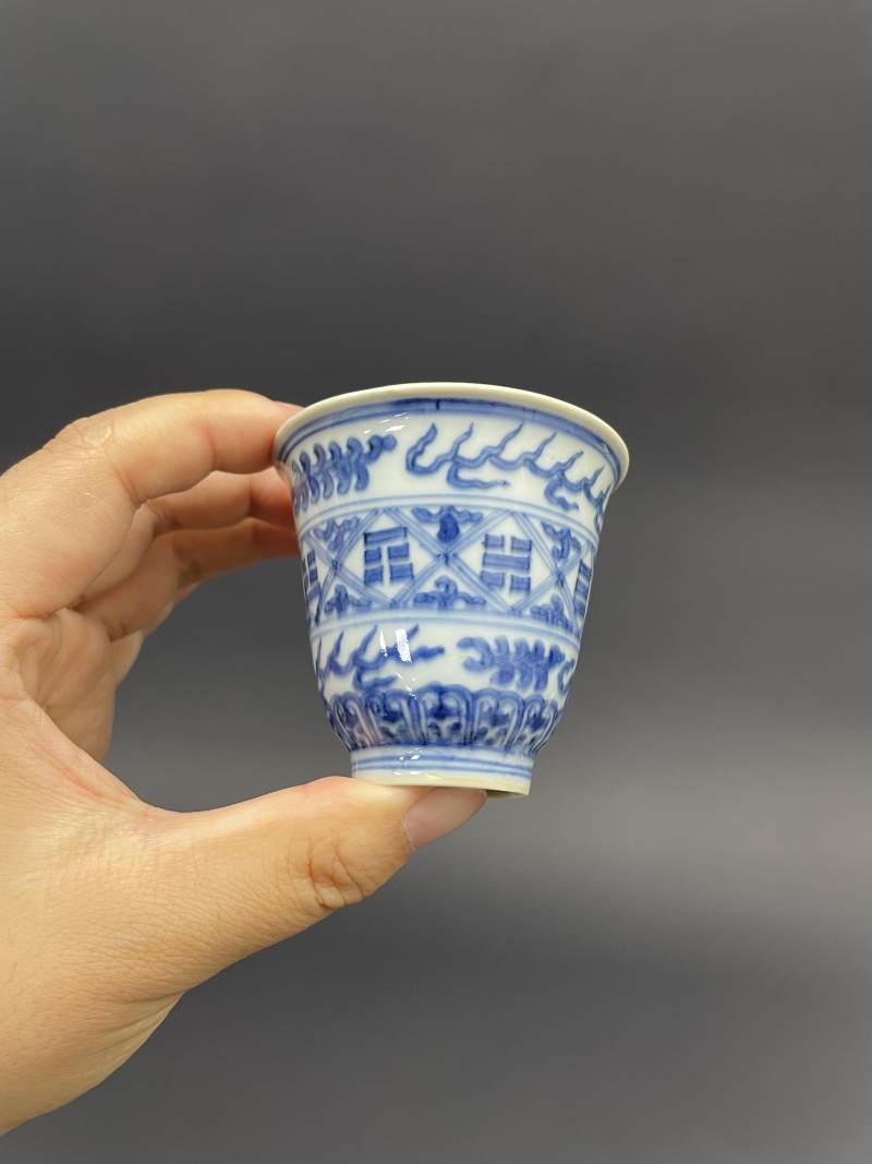 清康熙 仿嘉靖青花八卦纹铃铛杯 - 图3