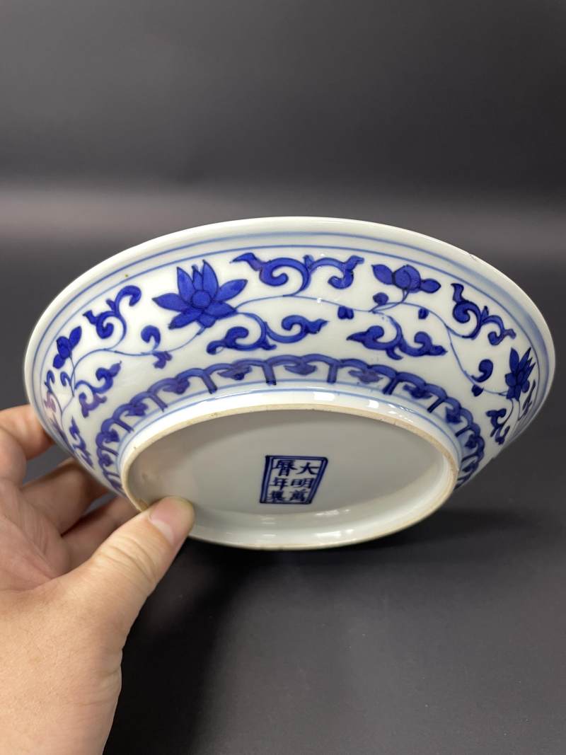 明万历 青花内岁寒三友图外缠枝莲纹盘 - 图4