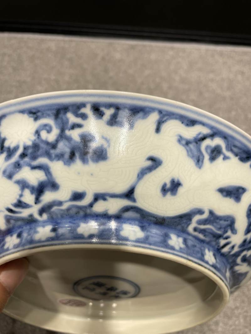 明宣德 青花留白暗刻穿花龙纹盘 - 图13