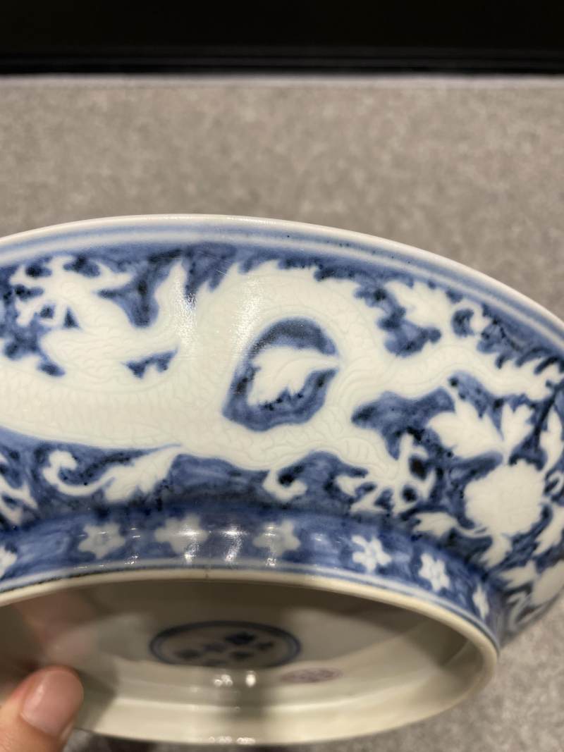明宣德 青花留白暗刻穿花龙纹盘 - 图12