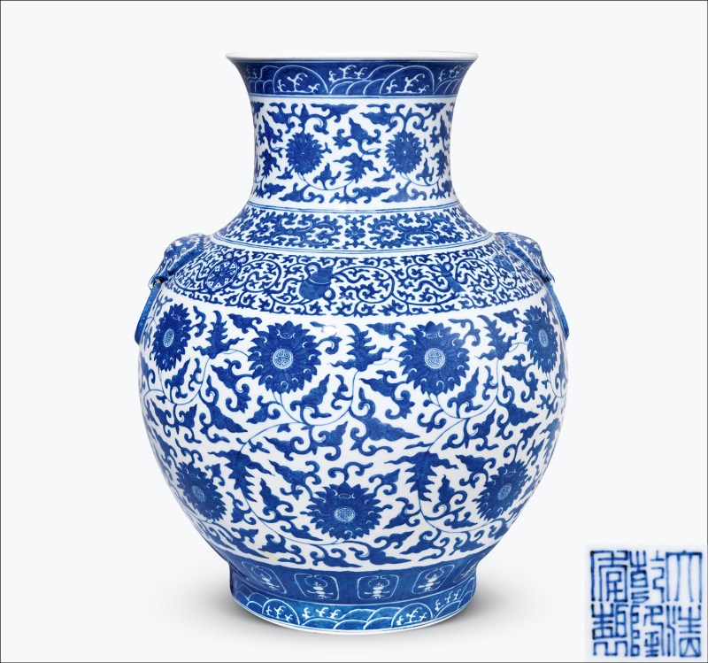 清晚期 青花缠枝莲纹铺首尊 - 图1