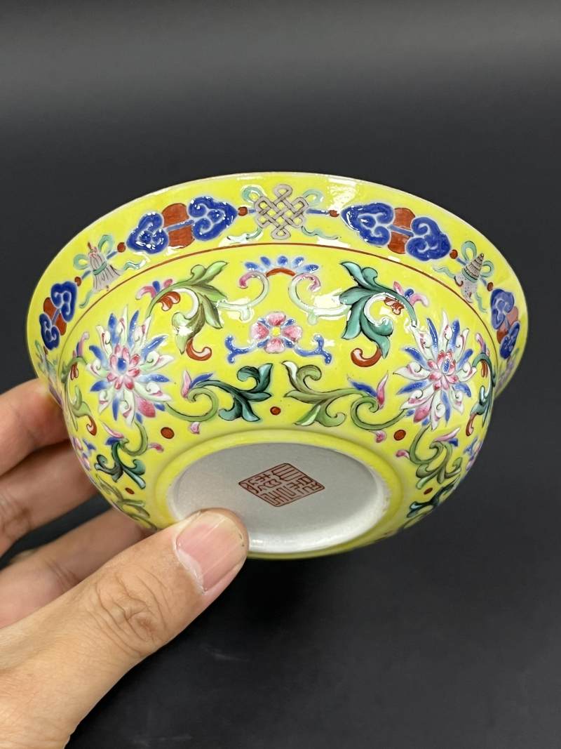 清道光 黄地洋彩缠枝莲八宝纹折沿卧足碗 - 图4