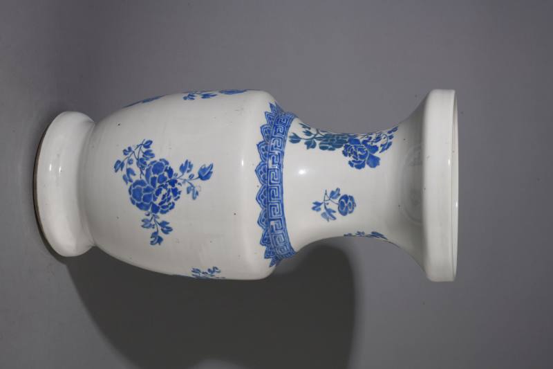 清雍正 蓝料彩矾红描金雉鸡牡丹纹盘口瓶 - 图3