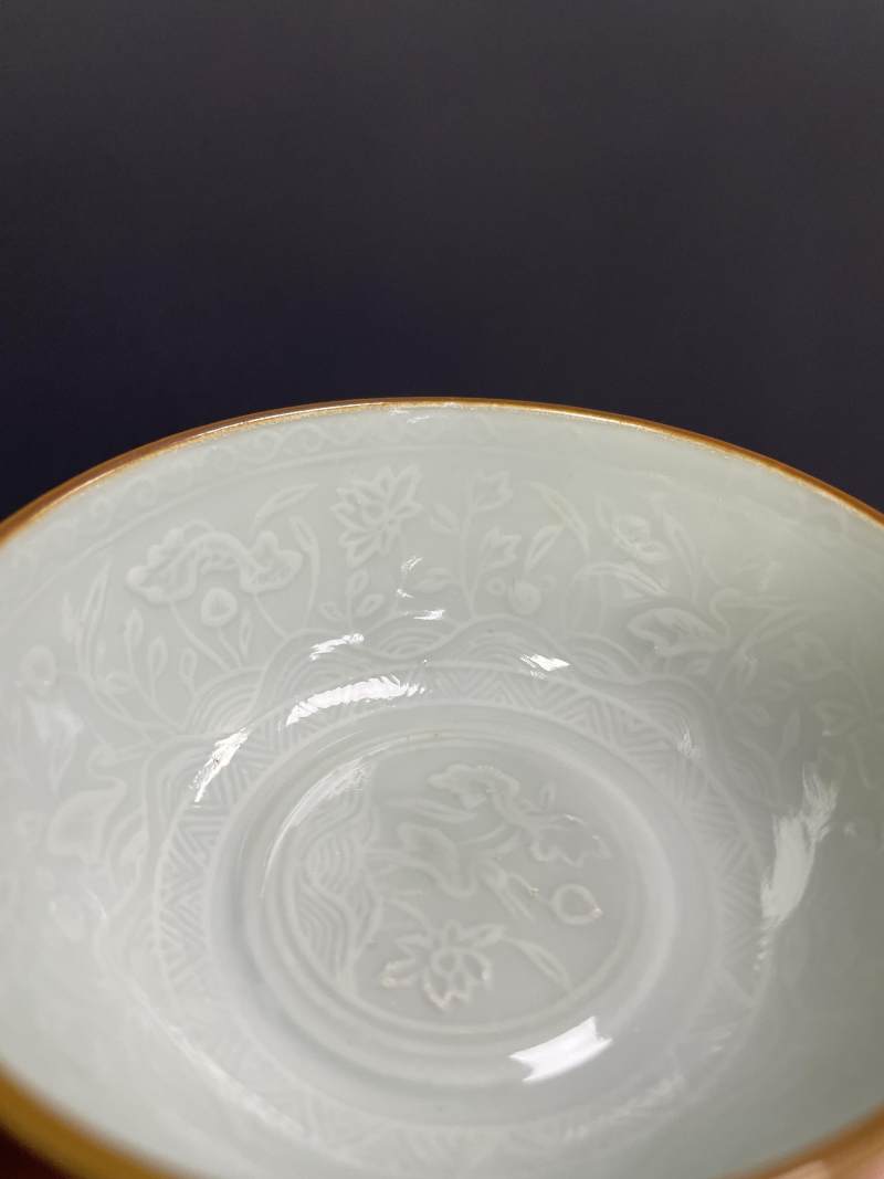 清康熙 白釉印花一路莲科图小碗 - 图11