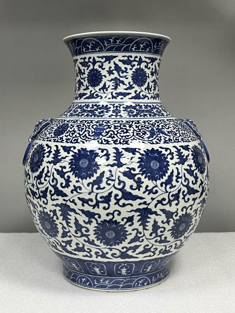 清晚期 青花缠枝莲纹铺首尊 - 图2