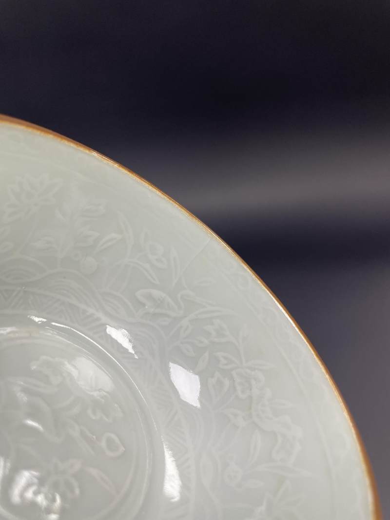清康熙 白釉印花一路莲科图小碗 - 图13