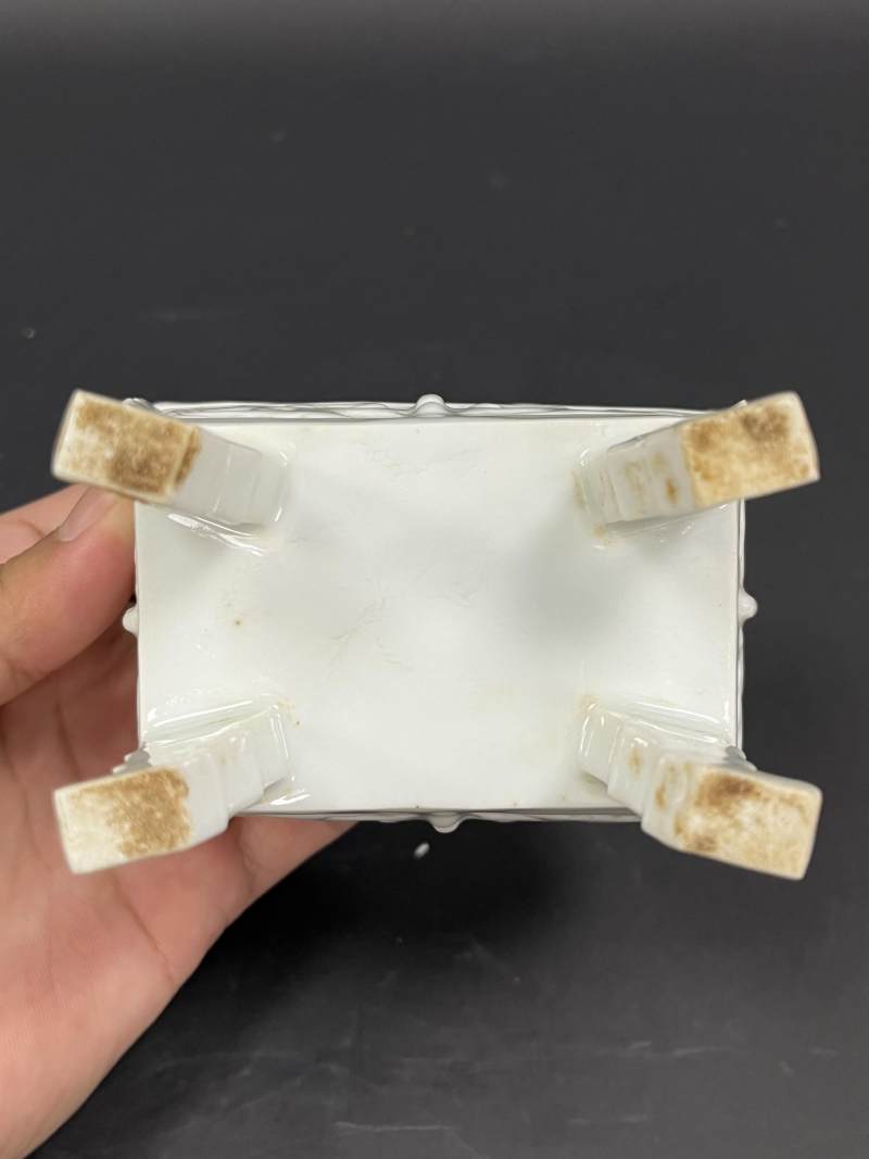 明末清初 德化窑白釉兽面纹长方鼎式炉 - 图8