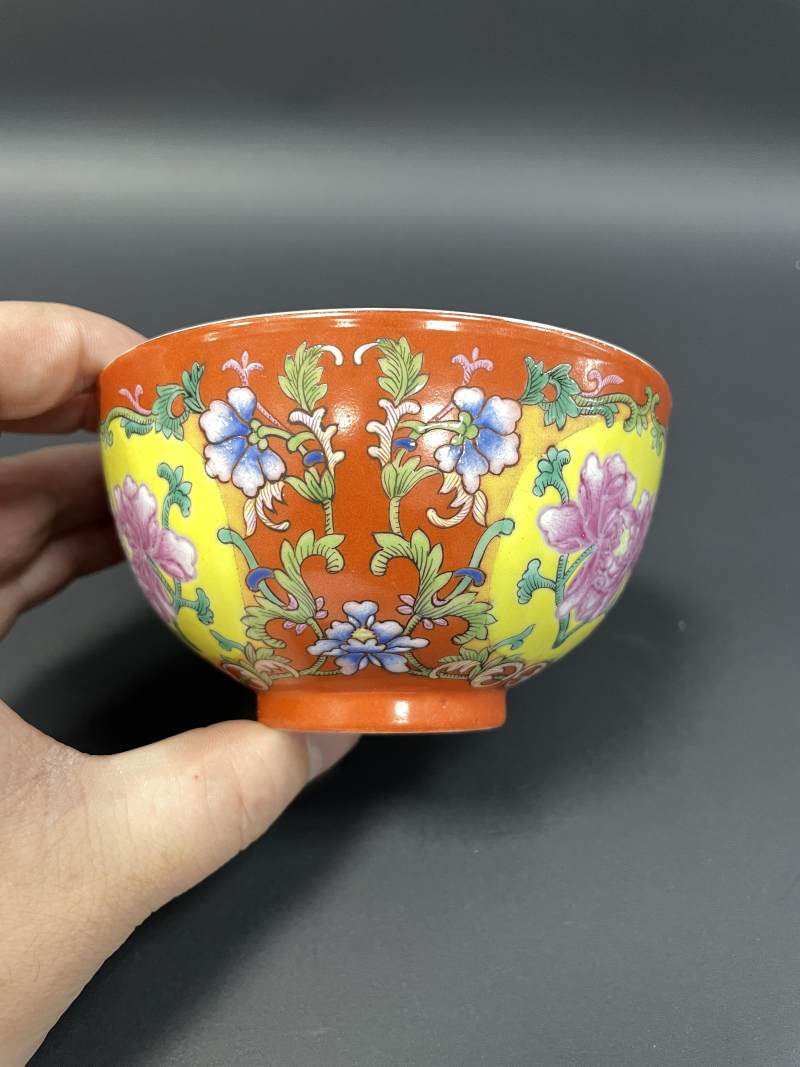 清光绪 珊瑚红地开光黄地洋彩花卉纹碗 - 图3