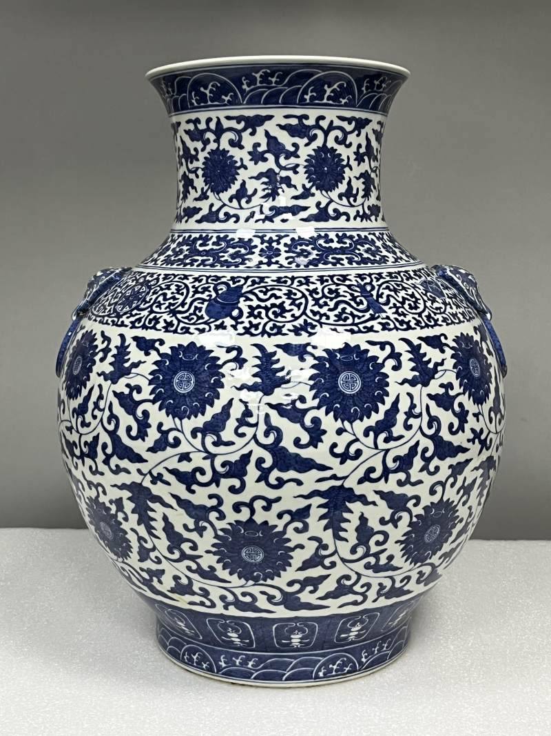清晚期 青花缠枝莲纹铺首尊 - 图4