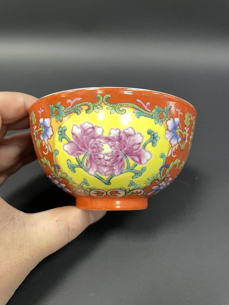 清光绪 珊瑚红地开光黄地洋彩花卉纹碗 - 图4