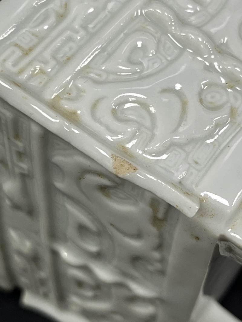 明末清初 德化窑白釉兽面纹长方鼎式炉 - 图9