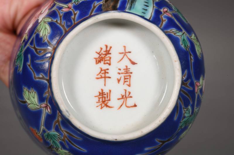 清光绪 蓝地粉彩花鸟纹杯一对 - 图3