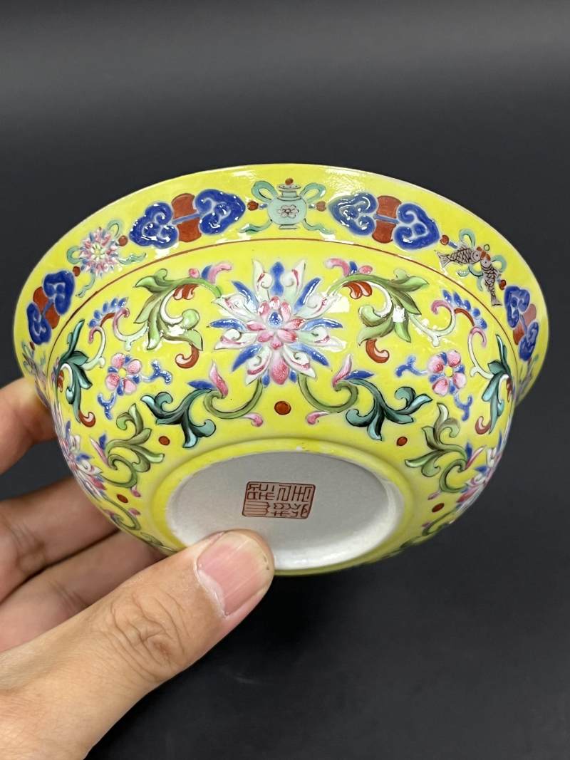 清道光 黄地洋彩缠枝莲八宝纹折沿卧足碗 - 图5