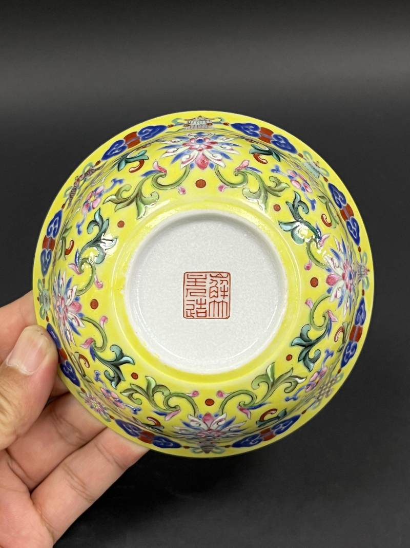 清道光 黄地洋彩缠枝莲八宝纹折沿卧足碗 - 图6