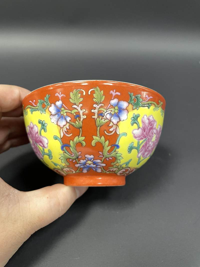 清光绪 珊瑚红地开光黄地洋彩花卉纹碗 - 图5