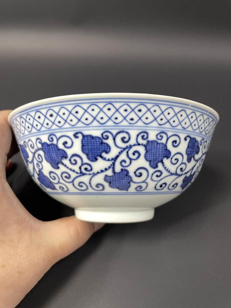 清嘉庆 仿明青花内荷塘图外缠枝苜蓿花卉纹碗 - 图5