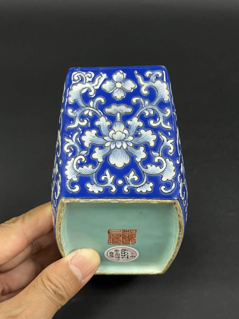 清嘉庆 蓝地洋彩缠枝莲纹茶船八只 - 图28