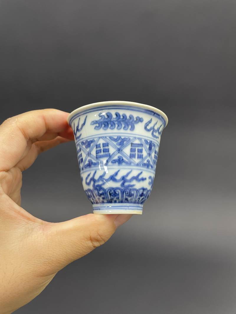 清康熙 仿嘉靖青花八卦纹铃铛杯 - 图4