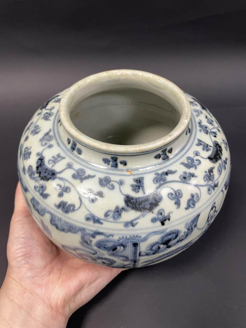 明成化-弘治 青花缠枝莲托梵文开光神仙人物纹罐 - 图12
