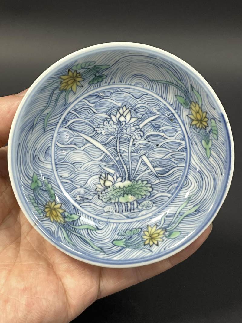 明万历 仿成化斗彩荷塘图小盘 - 图2