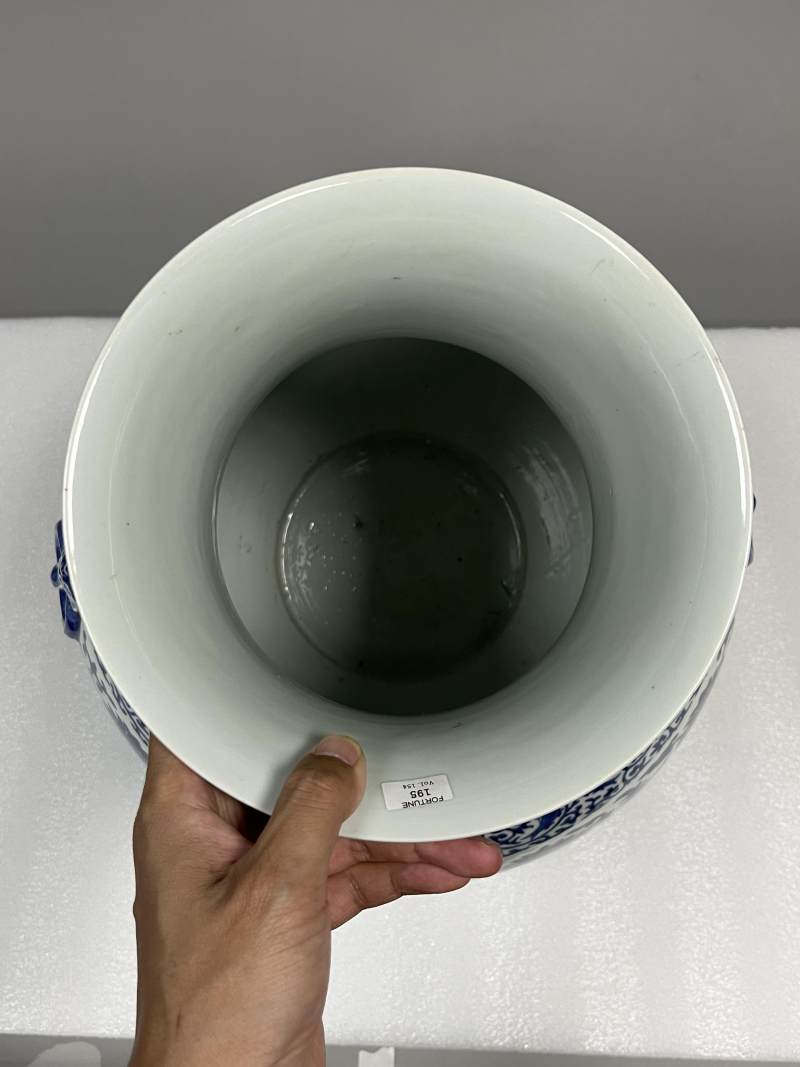清晚期 青花缠枝莲纹铺首尊 - 图6