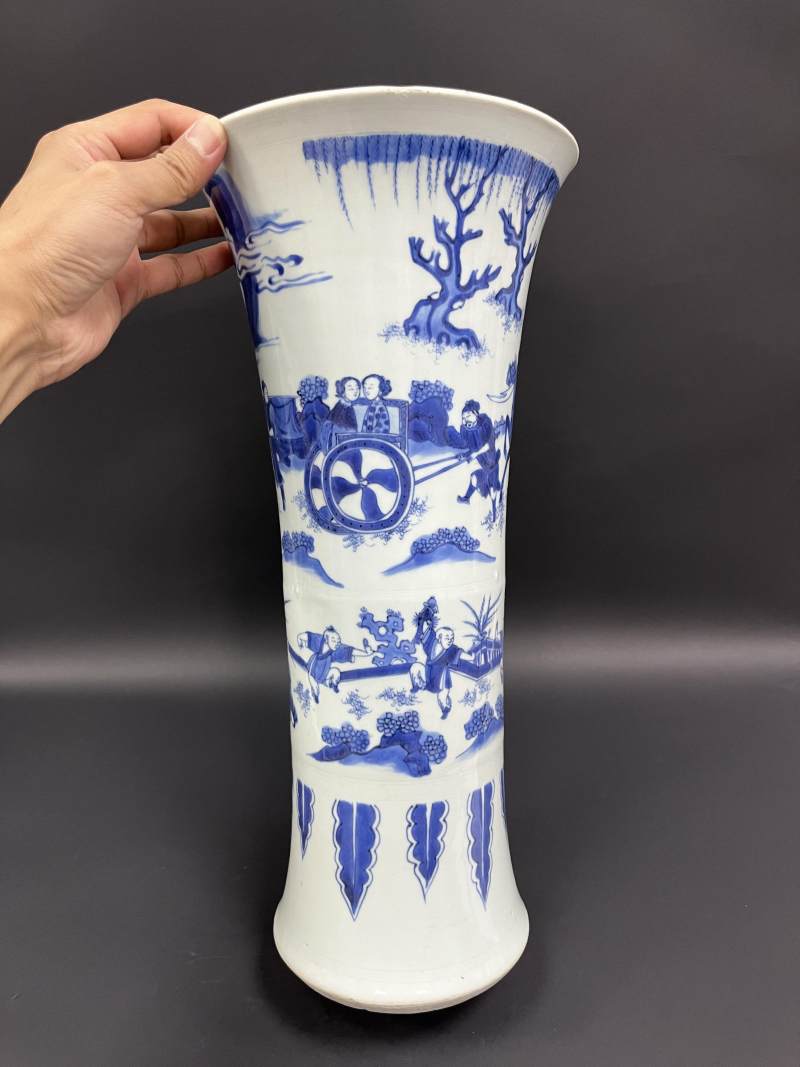 明崇祯 青花三国演义之千里走单骑人物故事图花觚 - 图3