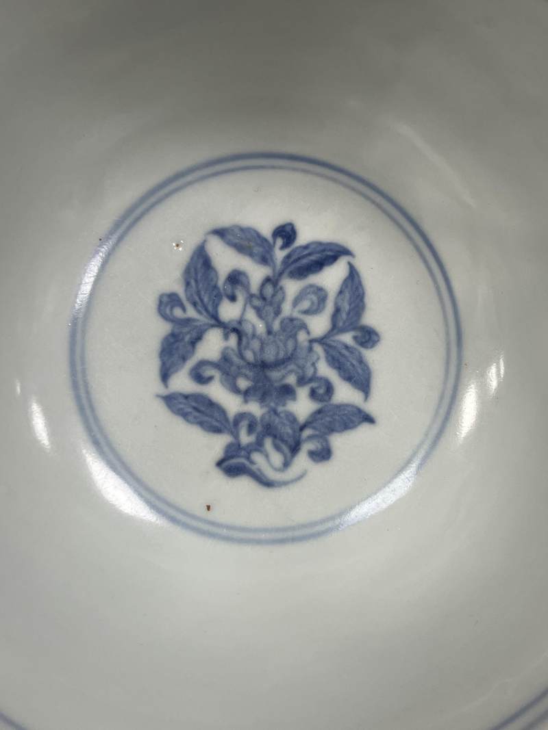 明成化 青花缠枝莲纹碗 - 图3