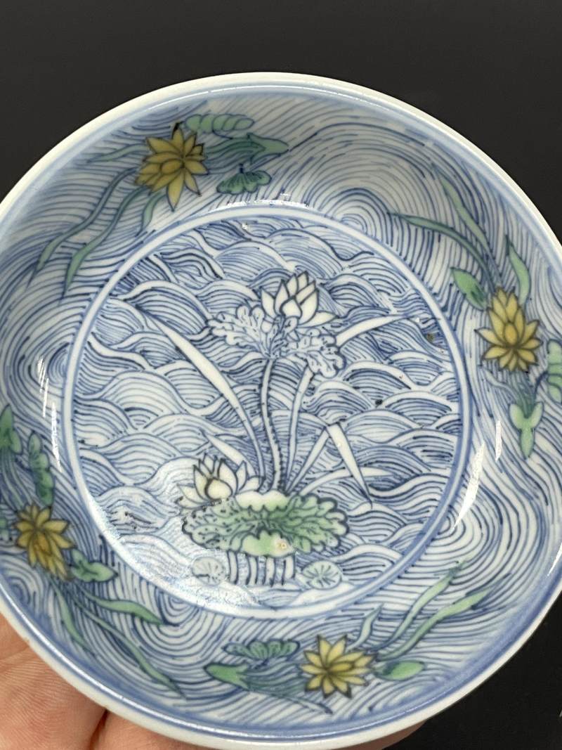 明万历 仿成化斗彩荷塘图小盘 - 图3