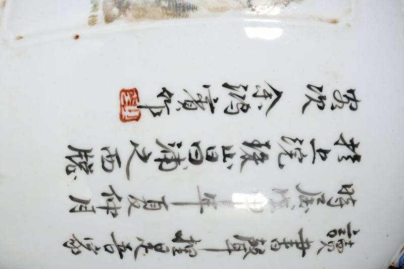 民国 浅绛彩山水人物诗文狮耳瓶一对 - 图7