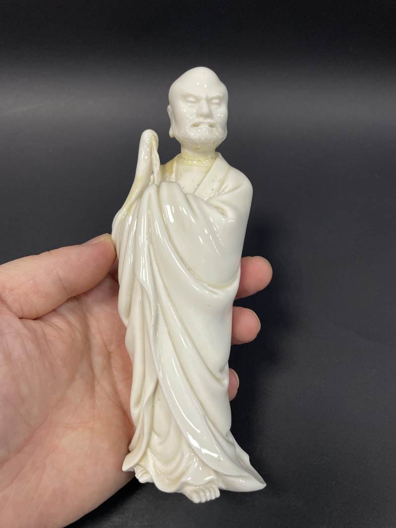 清早期 德化窑白釉持卷观音像、罗汉像各一尊 - 图2